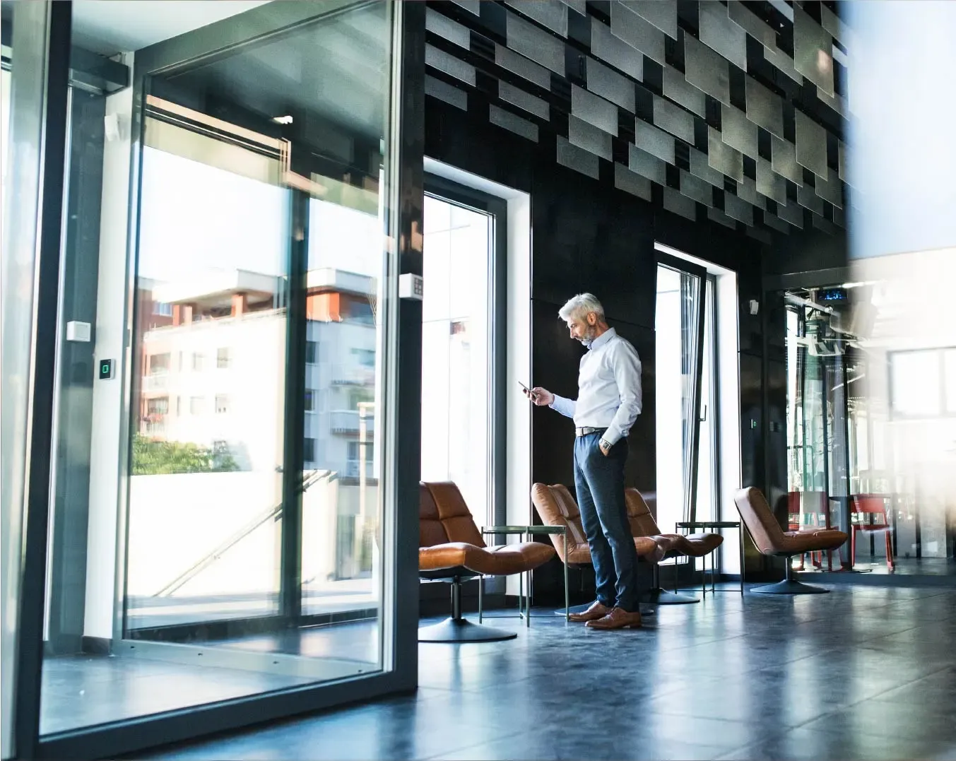 What is an accessible hotel room and what should it include?